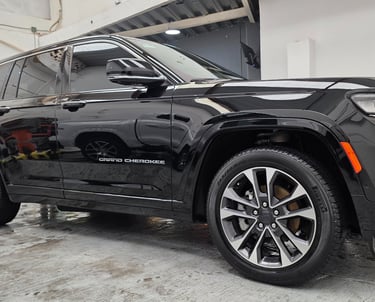 Corrección de pintura profesional en auto color negro, eliminación de rayas y hologramas realizada en D Cars PRO Detailing Gu