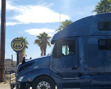 camion parqueado en la ruta 66 en estados unidos