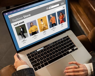 Mujer sosteniendo una laptop con una página we con tienda en la pantalla