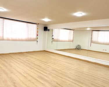 Salón iluminado de clases de danza rojo liminal arte