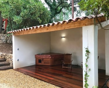 Aménagement extérieur, terrasse et piscine réalisés par EGPR 83 à Pierrefeu