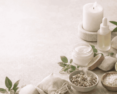 Productos naturales para el cuidado de la piel con aceite esencial, crema facial y sales de baño