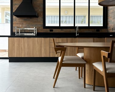 Projeto de iluminação para cozinha integrada com iluminação natural e luminárias decorativas