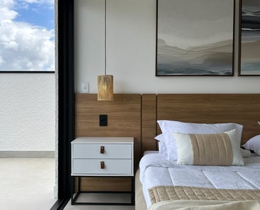 Projeto de iluminação para quarto residencial com pendente e luz indireta