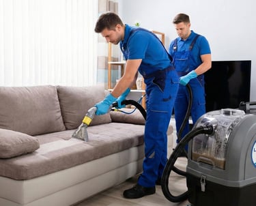 Técnico lavando sofá en Ibagué con máquina profesional