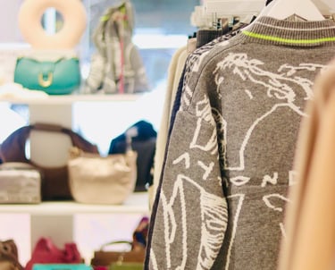 Colección de moda femenina en tienda boutique en Chamberí