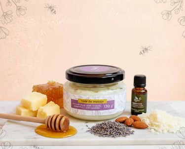 vela de soya de masaje con ingredientes naturales sobre una mesa de marmol