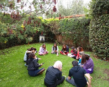 personas reunidas conectados a la naturaleza recibiendo clase