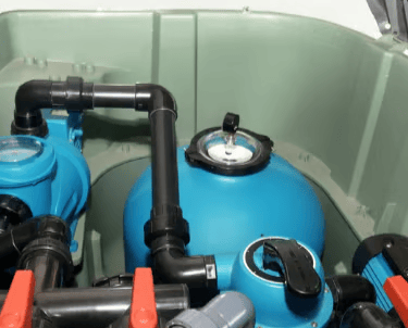 Um filtro de areia azul e uma bomba de circulação dentro de um gabinete protetor de equipamento de p