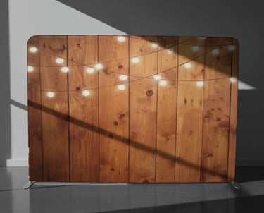 Größter Hintergrund für die Fotobox - Hier Holzwand mit Lichter