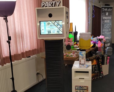 Der Aufbau der Fotobox-Profi-400 mit LED Ständer und schwarzer Husse