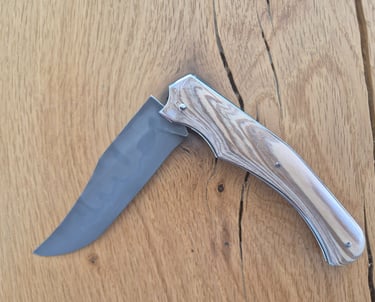 Couteau pliant artisanal à cran forcé avec manche en bois clair veiné