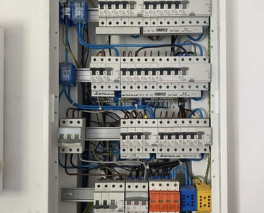 Fachowo wykonana rozdzielnica elektryczna w mieszkaniu, montaż instalacji elektrycznych Gdańsk