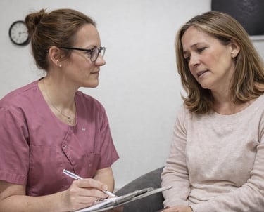 Emmanuelle Lossec Kinésithérapeute rédige l'anamnèse de la patiente atteinte de vertiges VPPB