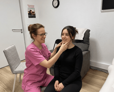 Emmanuelle Lossec Kinésithérapeute en séance oro-maxillo-faciale