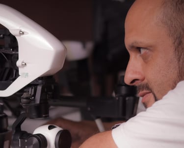 Una persona enfrentada con un drone de DJI