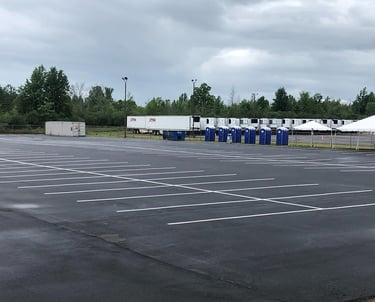 Marcaje rutiere exterioare cu margini precise și vizibilitate ridicată pentru platforme industriale și comerciale.