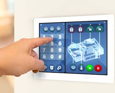 Mano usando un panel táctil de un sistema de seguridad inteligente para monitorear la seguridad del 