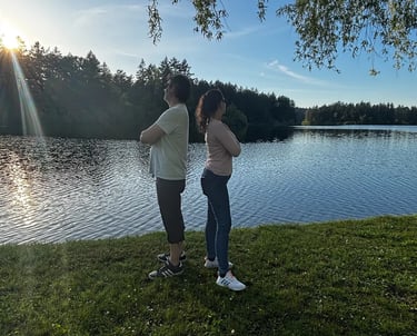 Pareja distanciada junto a un lago, imagen representativa de divorcio y separación