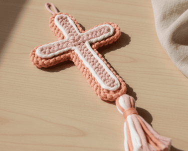 cruz decorativa macrame en tonos rosas para decoración boho interior, tejido por kaalm mx