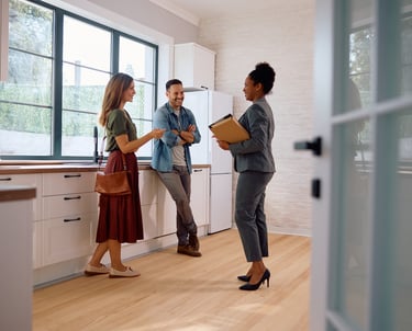 Imagen que representa a los agentes inmobiliarios y sus clientes compradores.