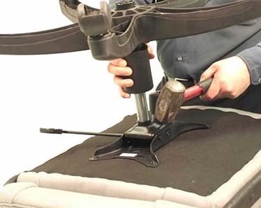 técnico reparando silla de oficina 