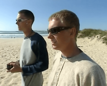 deux surfeurs australiens commentant les vagues sur une plage du Portugal 