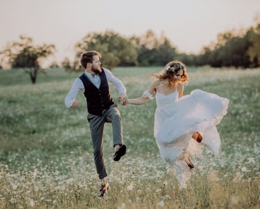 Brautpaar auf grüner Wiese