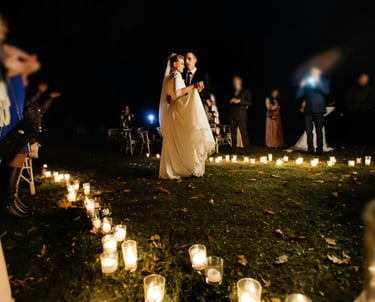 Brautpaar mit Gästen in einem Kreis aus Kerzen