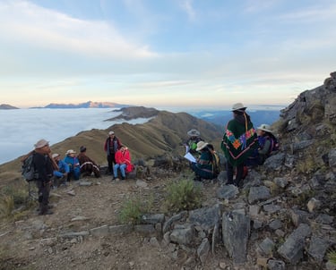grupo de técnicos y emprendedores de turismo rural realizando una práctica de guiado