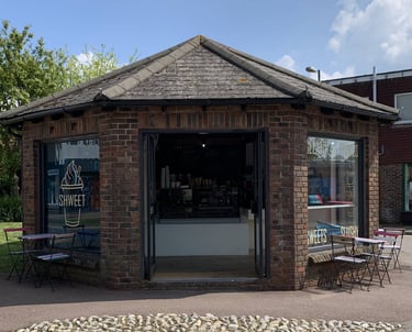 Dessert Kiosk, Milkshakes, Cakes, Gelato, Slushy, Waffles
