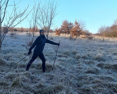 Une animatrice montre le bon geste sur une plaine gelée.