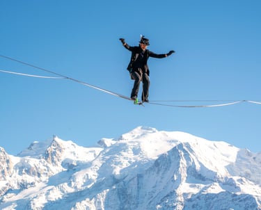 Anthony costumé fait le show en highline au dessus du mont blanc