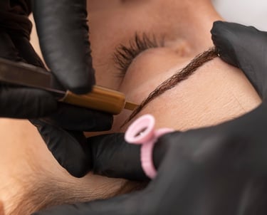 a woman getting her eyebrows done by a professional hairdresser, Clinica Valor FRancia