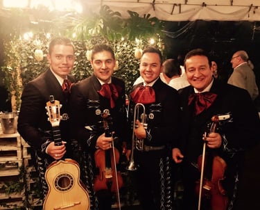 Mariachi Montreal ofreciendo serenata en cumpleaños con música mexicana en vivo