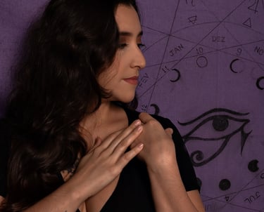 mulher olhando para olho de horus