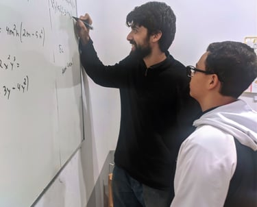 um professor e um aluno na frente de um quadro branco
