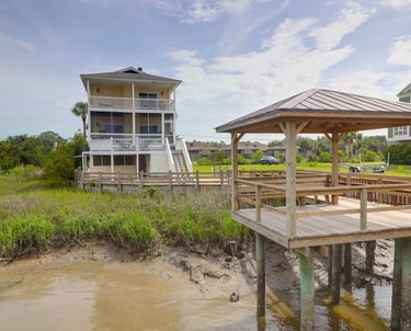 Large decks and covered area for entertaining
