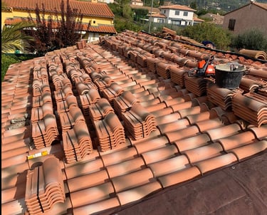 Photo d'un changement de couverture en cours en tuiles romane coloris silvacane