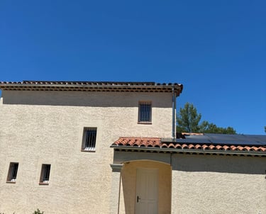 Toiture refaite avec pose de panneaux solaires et gouttiéres en zinc