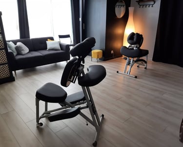 salon bretizen avec chaises de massage amma