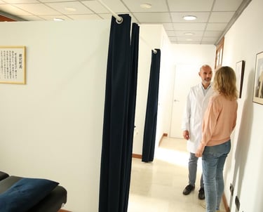 acupuntor hablando un paciente