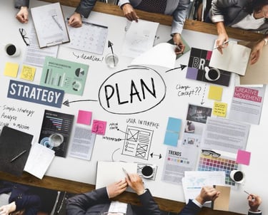 Consultores creando estrategias para fortalecer la percepción de marca y la fidelización de clientes