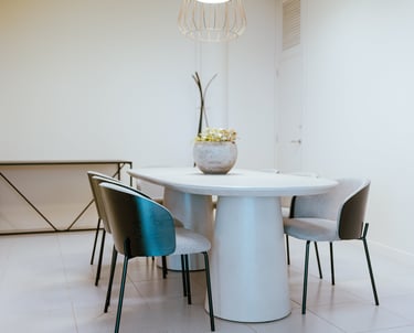 Sala de reuniones equipada en WanderHub Ciutadella Menorca