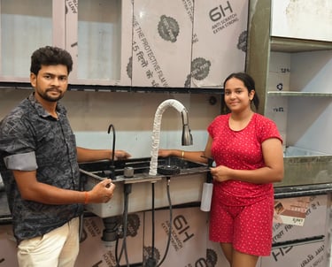A kitchen sink prasentation with a boy and girl
