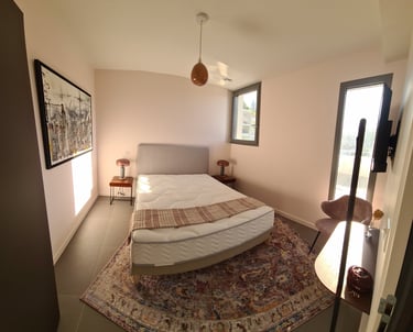 une chambre avec une peinture rose claire