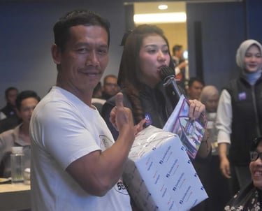 Senyum merekah nasabah mendapatkan doorprize