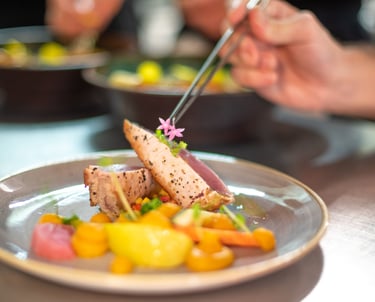 Le dressage d'une assiette de poisson et petits légumes