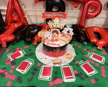 Decoración de mesa y pastel con temática de casino para un 45 cumpleaños