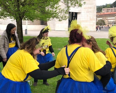 Chicas divirtiéndose en una despedida de soltera